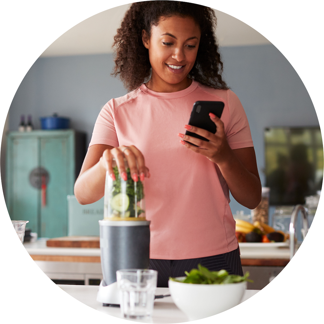 girl preparing green smoothie