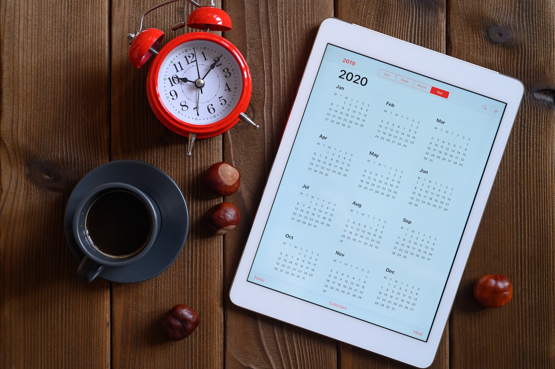 img-a-tablet-with-an-open-calendar